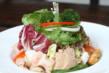 Nixed salad with tuna, served with garlic bread