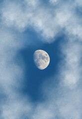 Lua e céu azul