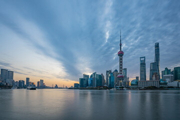 Obraz premium Sunrise view of Lujiazui, the financial district in Shanghai, China.