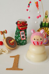 ウサギのあみぐるみとお正月イメージ