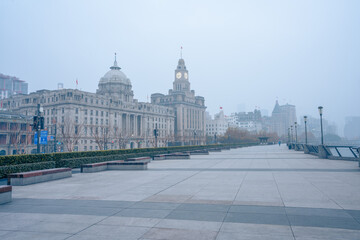 Fototapeta na wymiar The bund in Shanghai, on a thick foggy day.