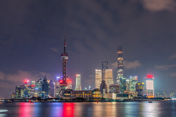 Obraz premium Night view of Lujiazui, the financial district and modern skyline in Shanghai, China.