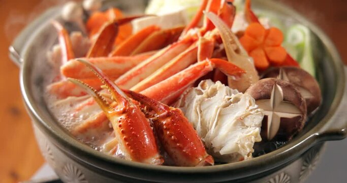 カニ鍋(ズワイガニ)　Snow crab hot pot (Japanese style) 