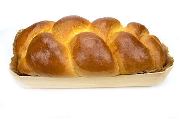 brioche entière au beurre isolé sur un fond blanc