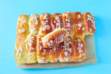 Hefe-Röllchen mit Mandelblättchen	