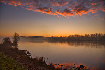 Sonnenaufgang am Rhein im Elsass