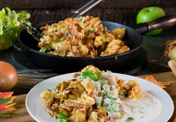 Bratkartoffeln mit Ei, Speck, Zwiebeln und Schmandsoße