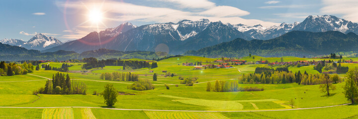 Fototapeta na wymiar Panorama Landschaft in Bayern im Allgäu mit Berge im Frühling