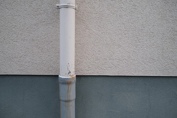 Fallrohr für Regenwasser an der Hauswand