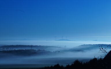Obraz premium Der Nebel zieht durch das Tal
