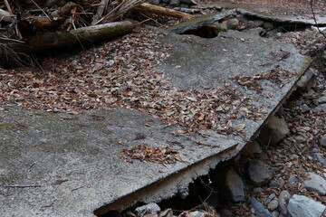 Road collapsed by a natural disaster / 自然災害で崩壊した道