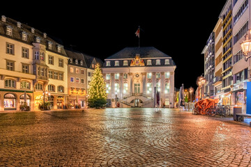 Fototapeta na wymiar Weihnachtsdekoration auf dem Rathausplatz in Bonn