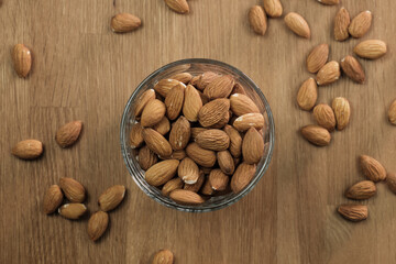 Mandeln in einem Glas auf einem hölzernen Hintergrund