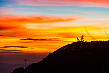 Obraz premium Twilight sky of mountain Phu Tub Berk, famous travel location beautiful sea fog at Thailand.