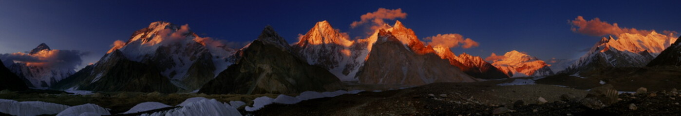 Panoramablick auf die Berge im Karakorum-Gebirge bei Sonnenuntergang, Schneeberge von Baltoro
