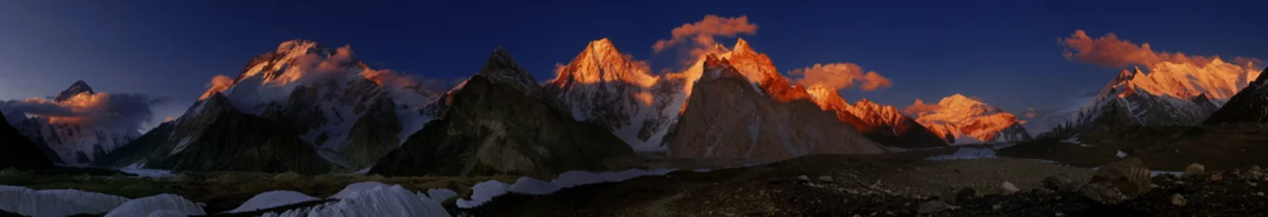 Crédence de cuisine en verre imprimé Gasherbrum vue panoramique sur les montagnes de la chaîne du Karakorum au coucher du soleil, montagnes enneigées du baltoro