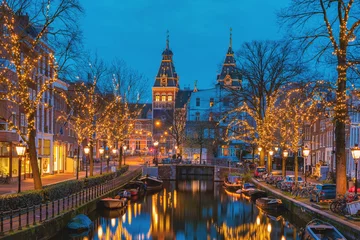 Papier Peint Lavable Amsterdam Amsterdam Netherlands canals with Christmas lights during December, canal historical center of Amsterdam at night. Europe