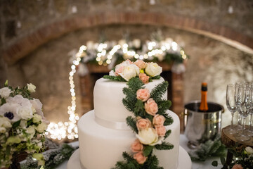 Particolare di una Torta di un matrimonio con decorazioni natalizie davanti ad un camino