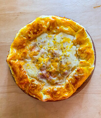 Torta salata di pasta sfoglia con formaggio filante e mortadella