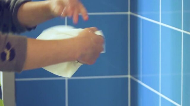 Enfant qui s'essuie les mains apr&egrave;s les avoir lav&eacute;s, Hauts-de-France