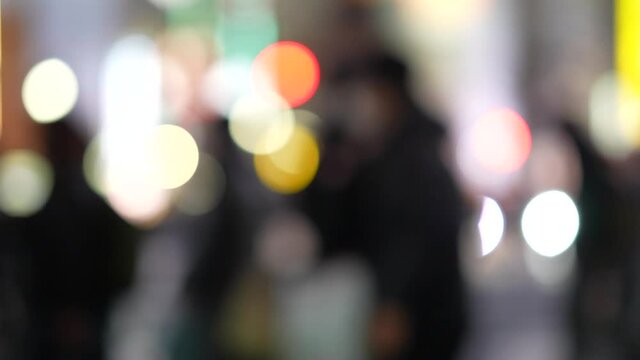 東京・渋谷のスクランブル交差点の夜（スローモーション・アウトフォーカス）