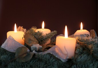 Frohe Weihnachten - 4 Kerzen brennen am Adventskranz