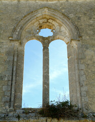 Fenêtre gothique d'abbaye ruinée sur l'île de Ré, France