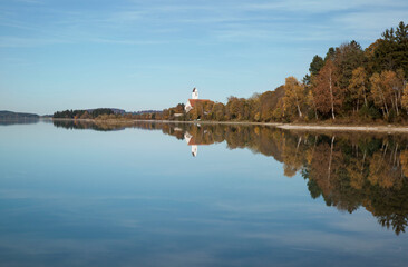 Fototapeta premium Wasserspiegelung am Forggensee im Herbst