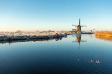 Fototapeten Windmill 't Hoog- en Groenland with a refection in the Angstel river in the village Baambrugge in the Netherlands. © misign