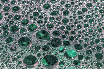 Bulles d’eau émeraude sur plastique