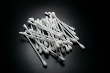 Hisopo de algodón sobre fondo negro
