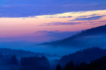 Bayerischer Wald, Hügellandschaft mit Nebel im Abendlicht, Bayern, Deuschland, Europa