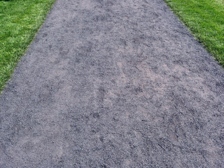 Wassergebunde Wegefl&auml;che mit angrenzendem Rasen