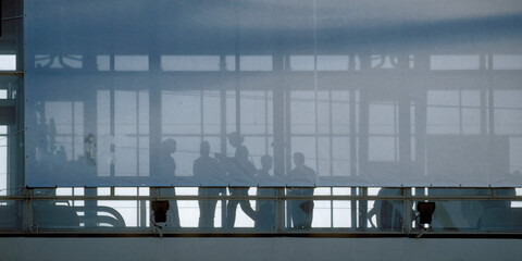 menschen auf einem bahnsteig