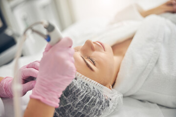 Obraz na płótnie Canvas Female patient undergoing a facial skin treatment