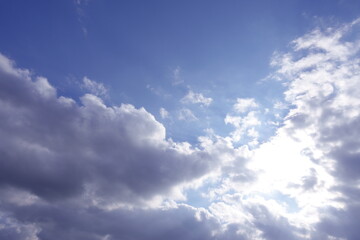 青空に光る雲　