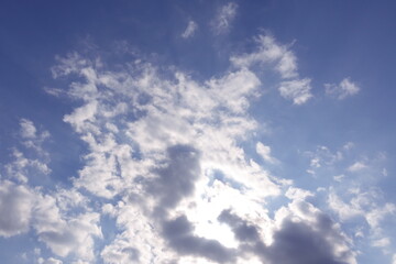 青空と光る雲　