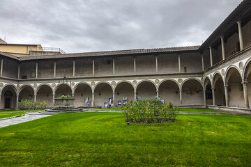 Obraz premium Cloister in Holy Cross Basilica (Basilica di Santa Croce, 1385) - Franciscan church on Piazza di Santa Croce. Basilica is largest Franciscan church in world. Florence, Italy.
