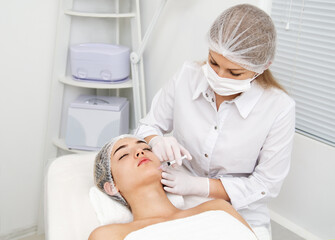 Obraz premium Woman getting cosmetic. injection. Beauty injections and cosmetology. Young woman in beauty salon sloseup.