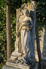 Obraz premium Grabmal auf dem Friedhof Rehalp, Zürich, Schweiz