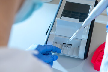 Pipettieren von PCR Proben, PCR Methode zur Erkennung und Virusnachweis im Labor.
