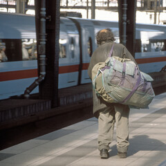 Obdachloser auf einem Bahnsteig