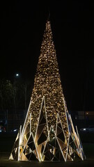 Oświetlona choinka w trakcie świąt Bożego narodzenia w Polsce w Żorach przy Galerii Wiślanka