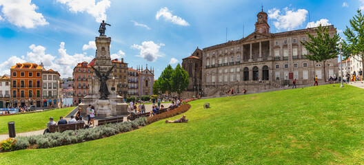 Obraz premium Stock Exchange Palace (Palacio da Bolsa) and statue of Infante Dom Henrique in Porto, Portugal. 
