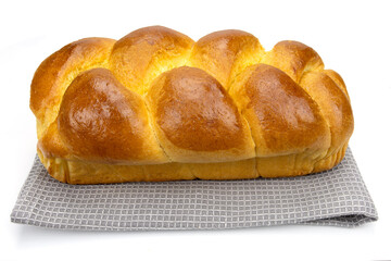brioche entière au beurre isolé sur un fond blanc