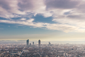 vue sur Lyon et sa banlieue: une grande ville de 
France avec ses problèmes de pollution de l'air