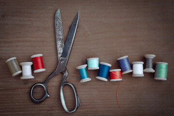 Scissors and wooden spools of thread - 400828822