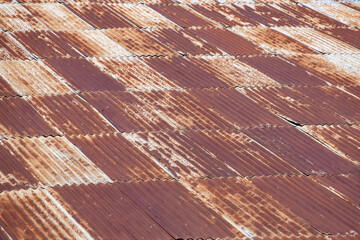 Toit en tôle ondulée rouillée