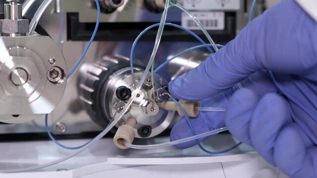 Changing of capillaries on the purge valve. Binary pump of HPLC system. Technical service or maintenance. 