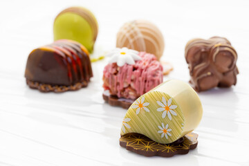 友人のケーキ店で作られた美しいバレンタインチョコ